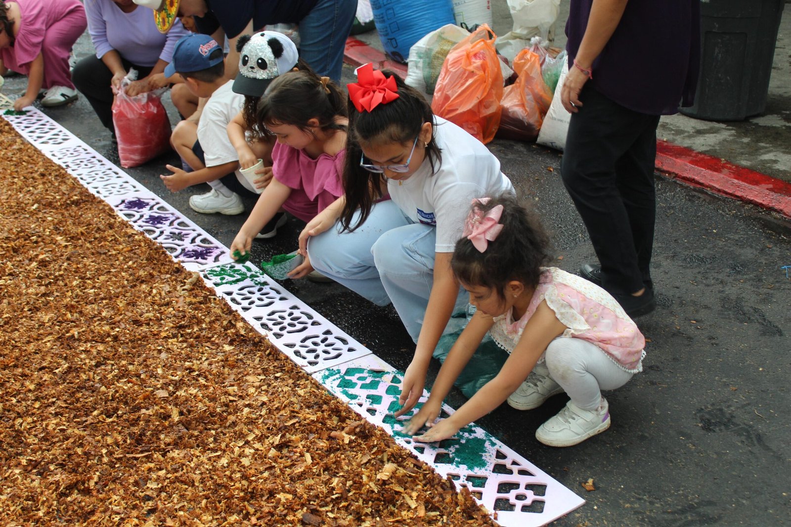 Estudiantes del Liceo Frances de Guatemala haciendo una alfombra